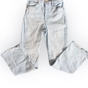 Levi’s Women’s Button Fly Ribcage Boot Jeans Light blue. Waist 32 Length 33